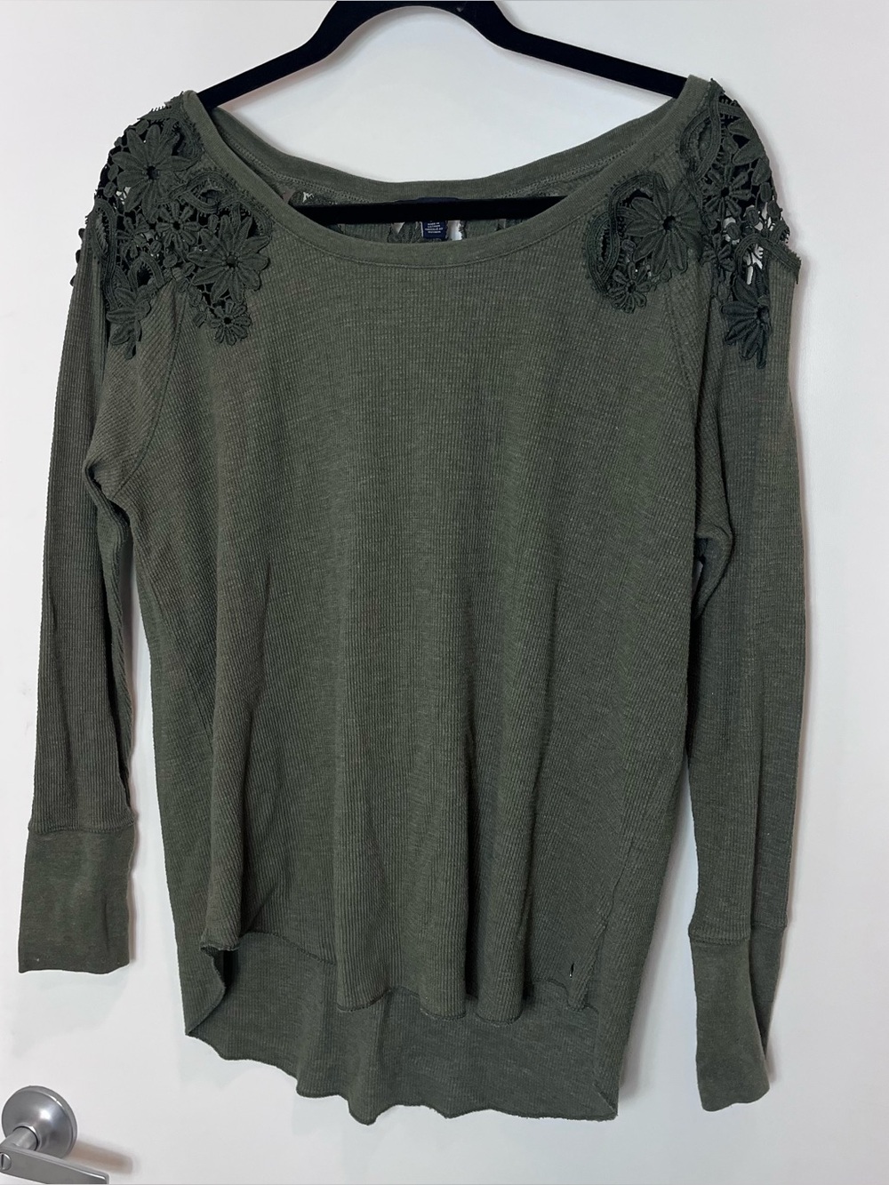 American Eagle Floral Embroidered Shoulder Olive Green Long Sleeve Waffle Knit L